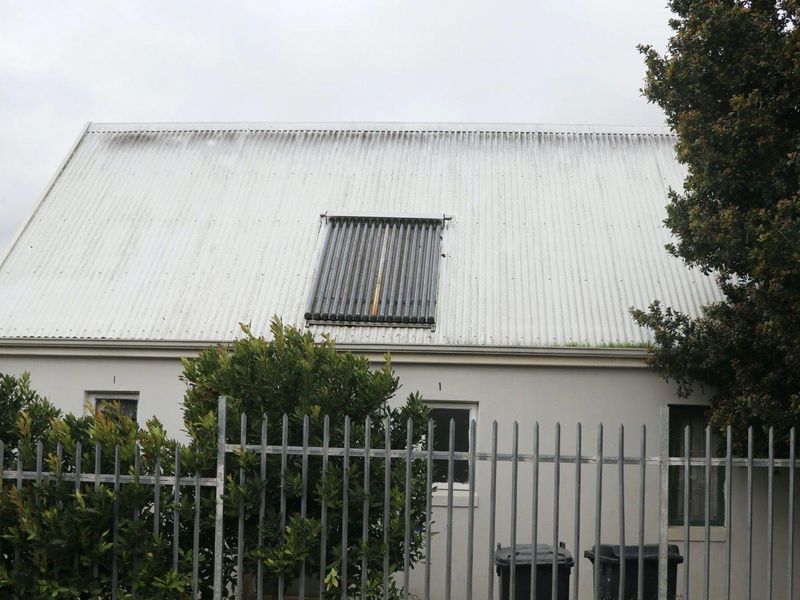 Three-bedroom Home with mountain views and flatlet potential - Photo 1