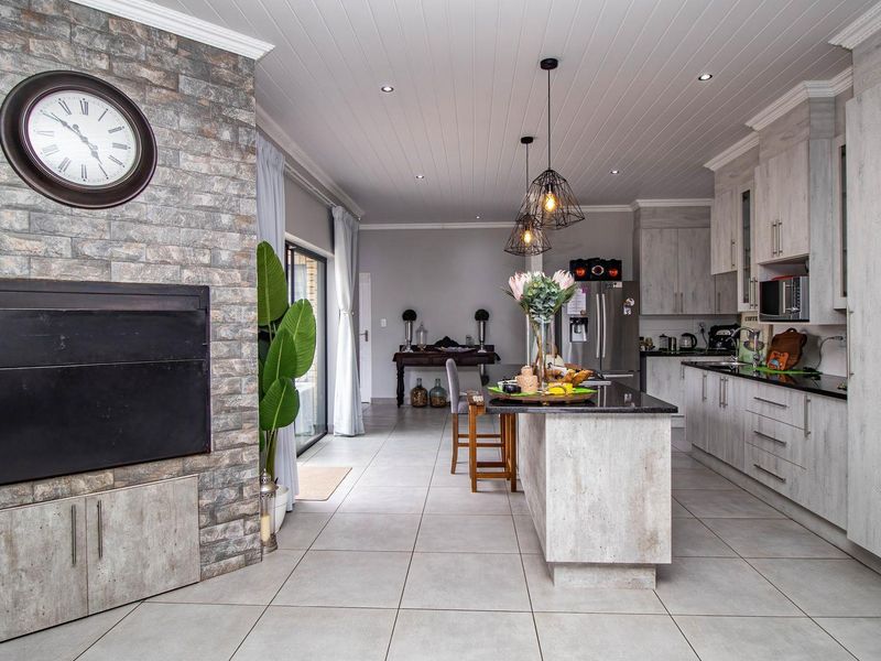 Charming, Low Maintenance Family Home in Monte Christo - Photo 6