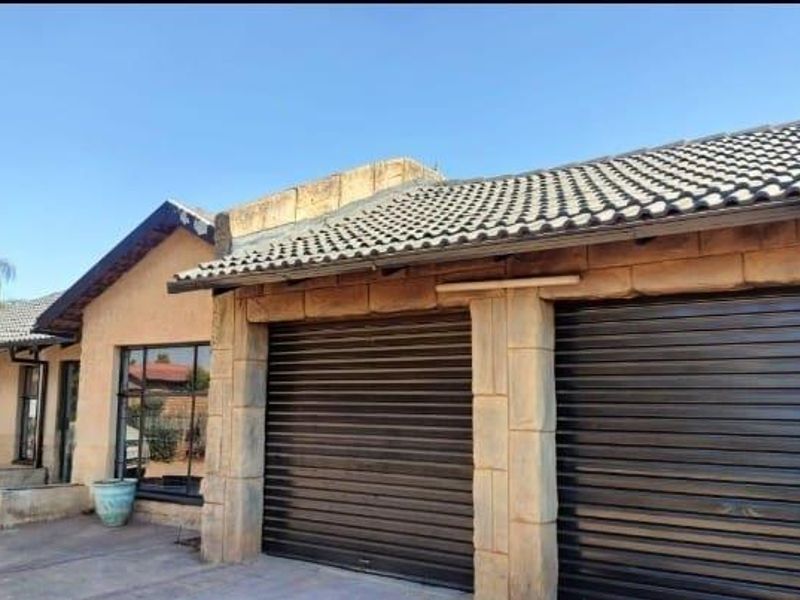 Four Bedroom House in Mamelodi East - Photo 2