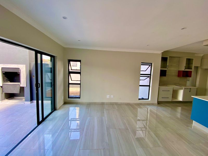 **Luxurious Living at Roodepark Eco Estate** - Photo 4