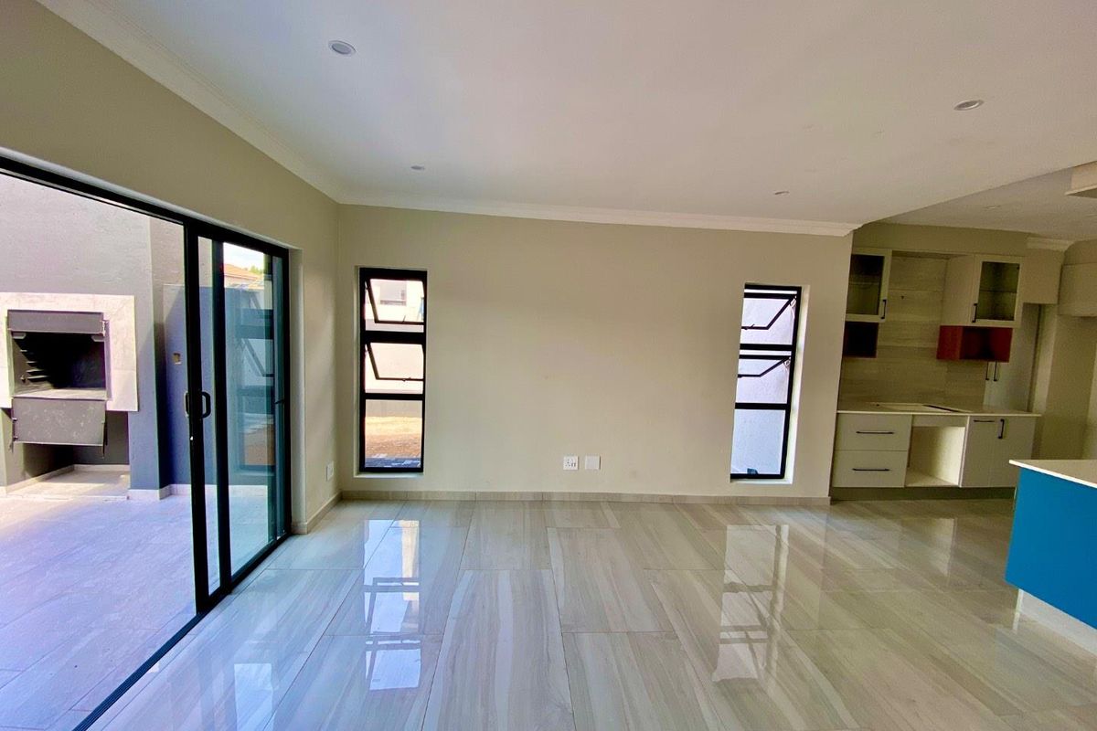 **Luxurious Living at Roodepark Eco Estate** - Photo 4