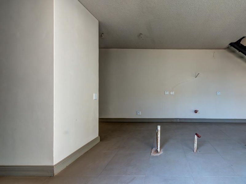 Comtemporary Living in Prestigious Waterkloof Ridge! - Photo 8