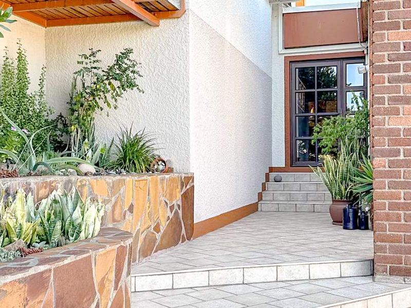 Grand Home For Sale in Klein Windhoek, Windhoek - Photo 2