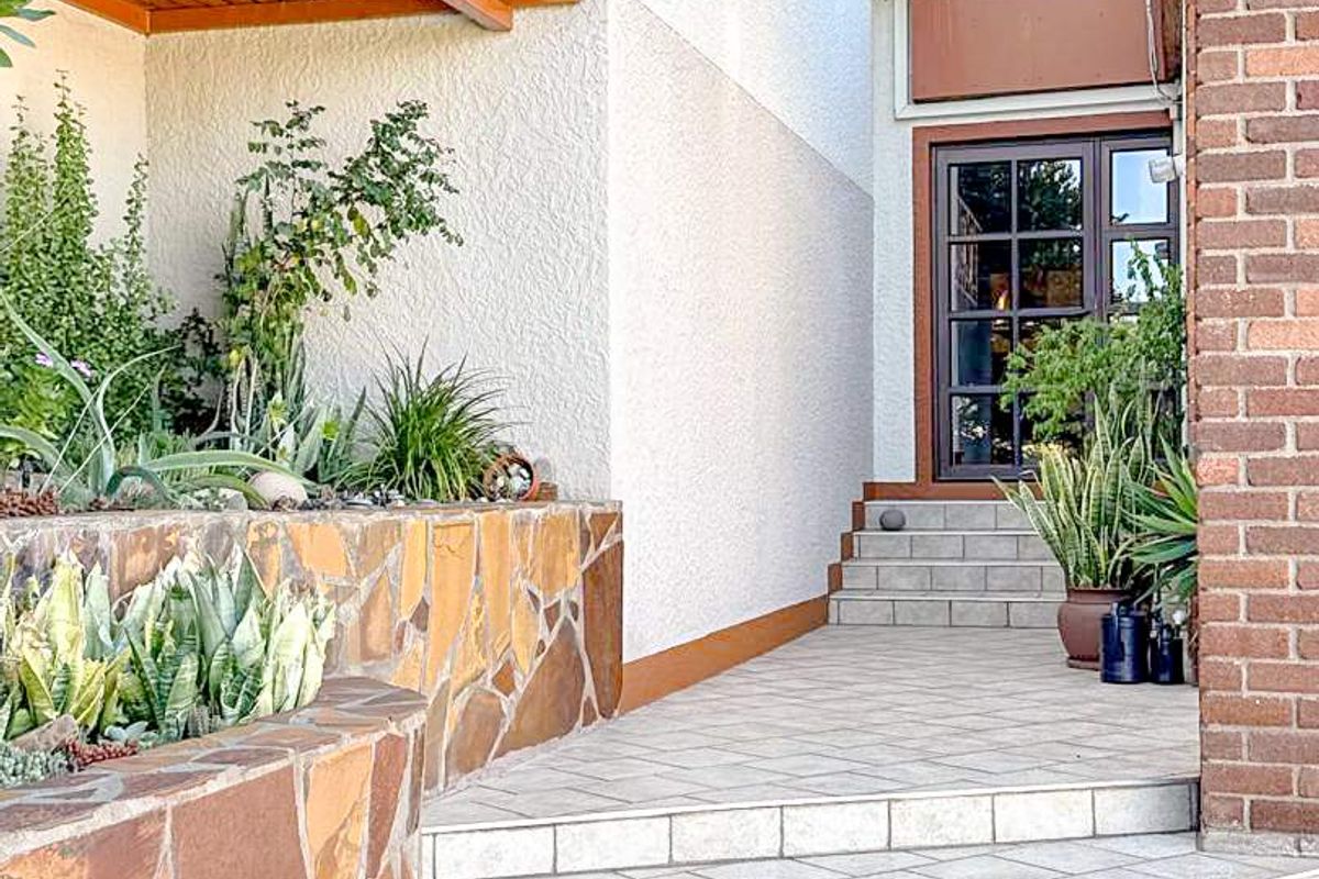 Grand Home For Sale in Klein Windhoek, Windhoek - Photo 2