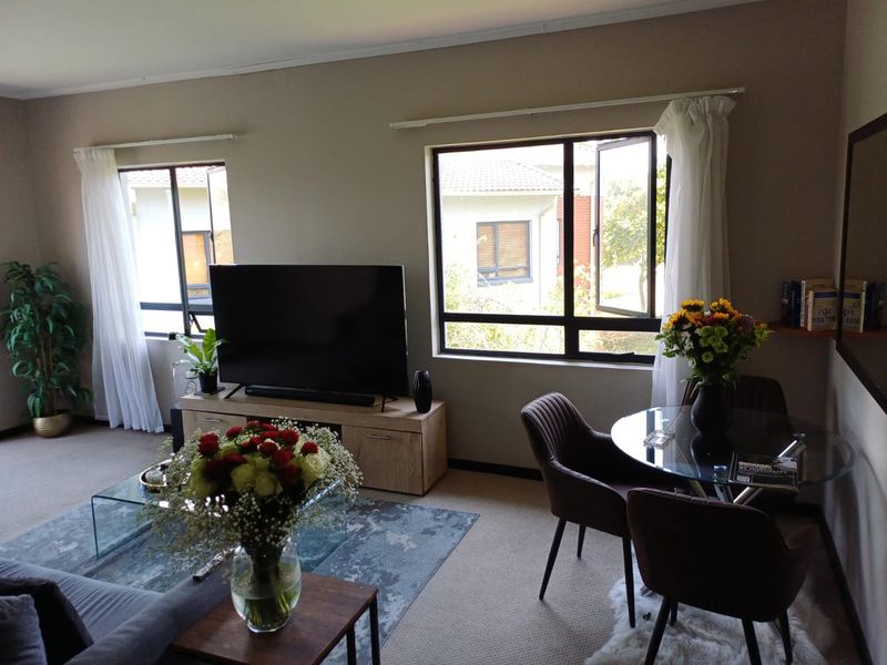 2 Bedroom 2 Bathroom modern 1st floor Apartment for sale in beautiful Golf Estate for R790 000 - Photo 5