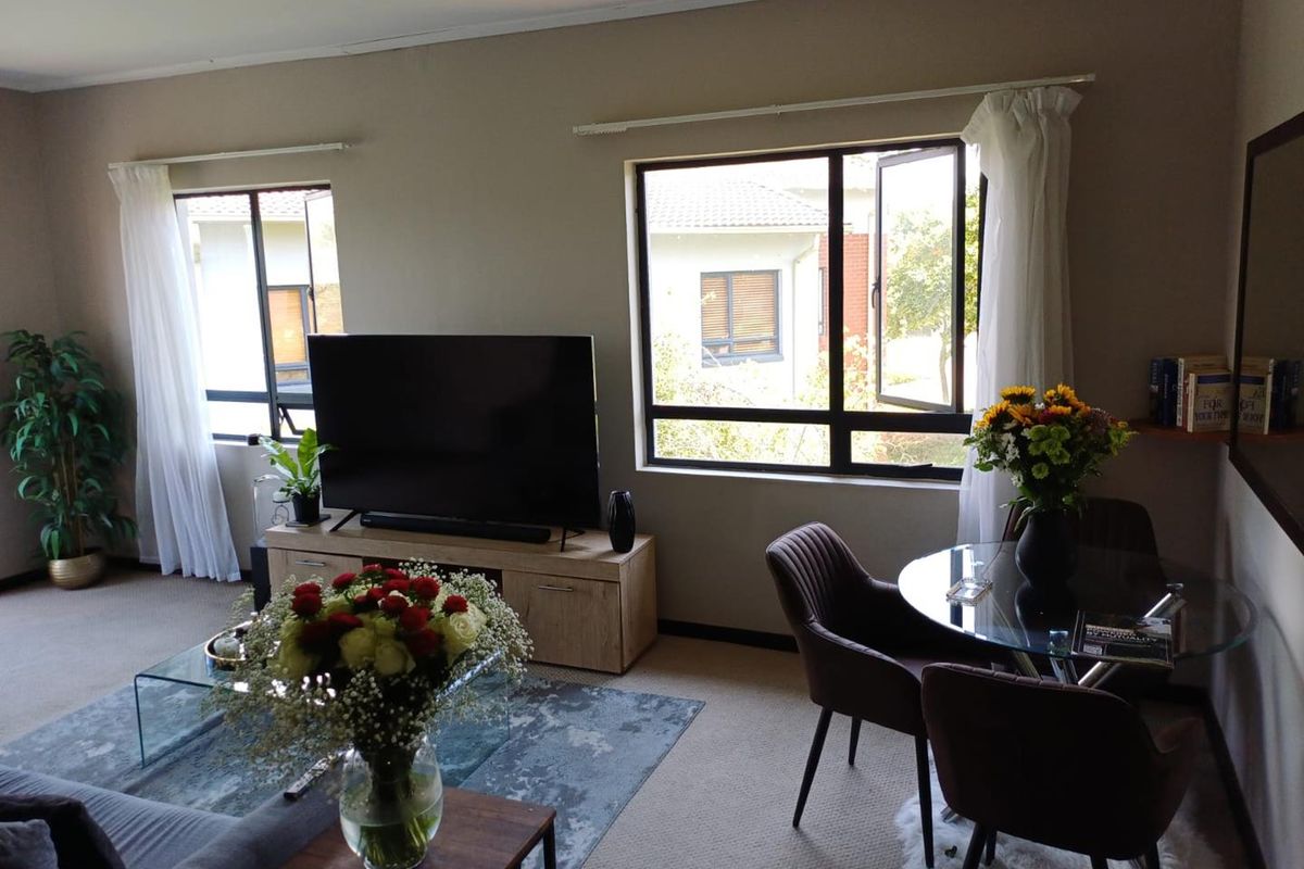 2 Bedroom 2 Bathroom modern 1st floor Apartment for sale in beautiful Golf Estate for R790 000 - Photo 5