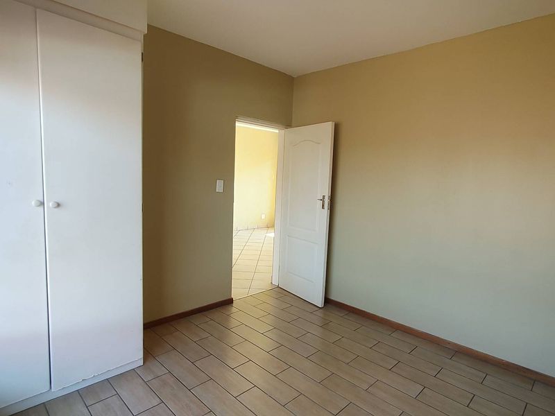 SPACIOUS 1 BEDR GROUNDFLOOR - Photo 9