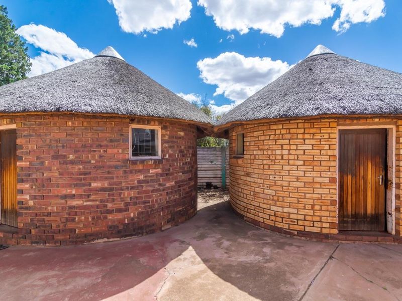 Spacious 4-Bedroom Family Home with Extensive Outbuildings and Modern Amenities - Photo 6