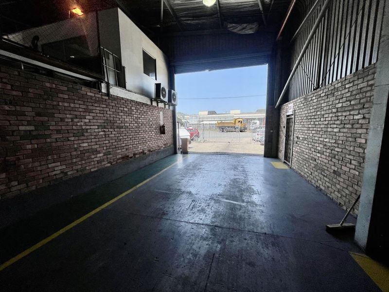 Hendra - Standalone 1 300m2 Warehouse with 1 200m2 Yard – To Let in Umgeni Business Park - Photo 3