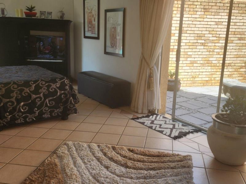 LOOK AT THIS AMAZING FAMILY HOME WITH A FLATLET FOR SALE!!!! - Photo 9