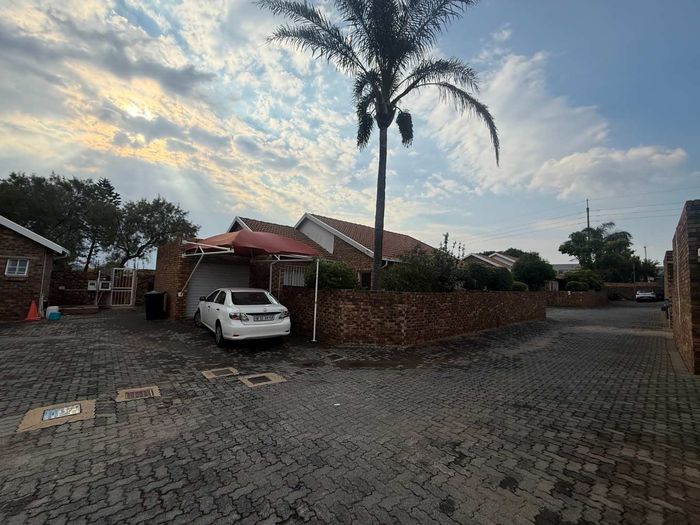Property #2497720, Cluster For Sale in Noordheuwel