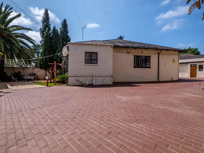 One of a kind - 8 home compound with 34 private rooms and multiple dwellings for sale in The Hill, Johannesburg South - Photo 9