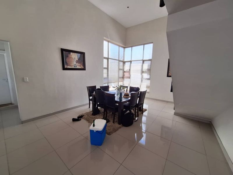 "Dream Big: Spacious 5-Bed Home in Hockland Park!" - Photo 3