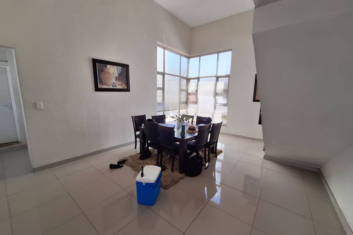 "Dream Big: Spacious 5-Bed Home in Hockland Park!" - Photo 3