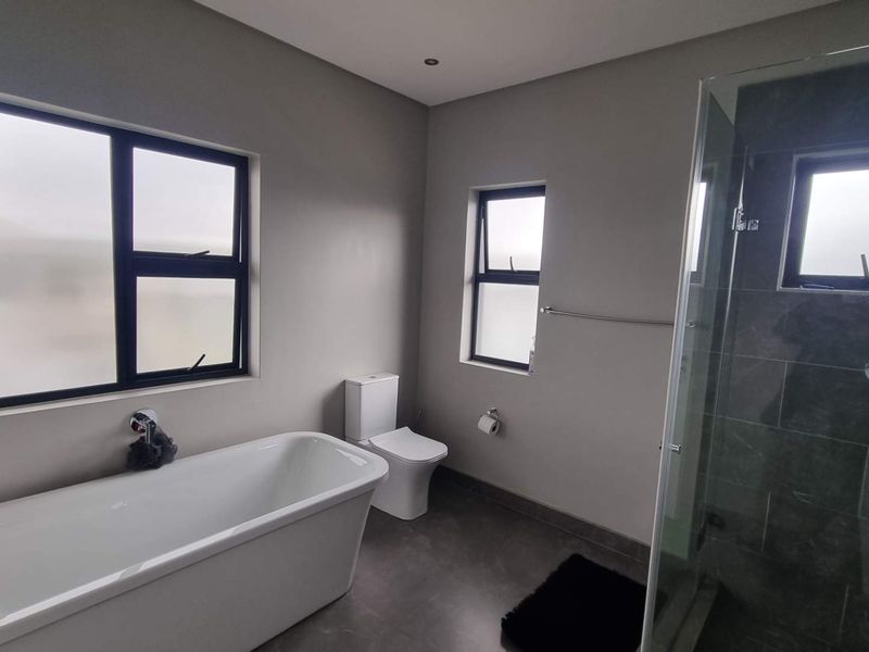 Modern 3-Bedroom Home with Outdoor Jacuzzi in a Prestigious Olivedale Estate - Photo 7