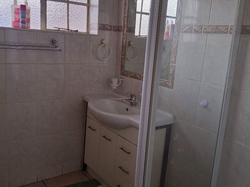 secure one bedroom unit - Photo 5