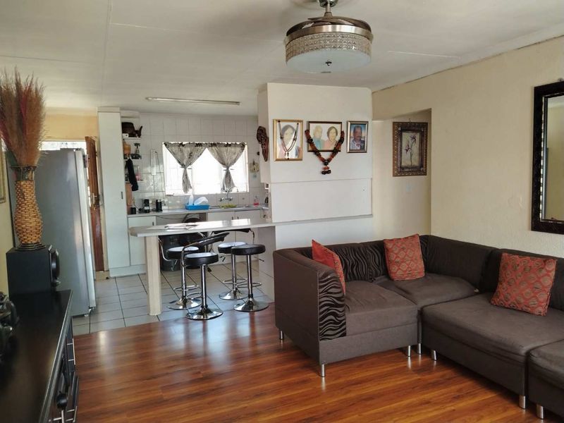 A SPACIOUS TOWNHOUSE - Photo 5