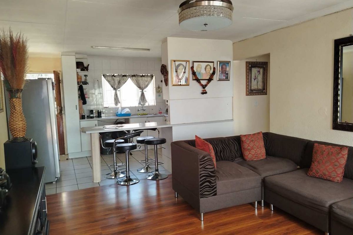 A SPACIOUS TOWNHOUSE - Photo 5