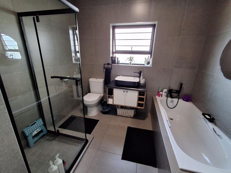 Newly Renovated 4 Bedroom Family Home with Versatile Flatlet - Photo 7
