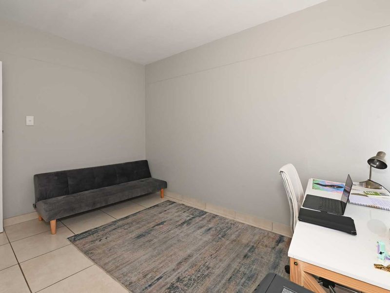 Spacious & Light-Filled 2 bedroom Apartment in the Heart of Gardens - Photo 9