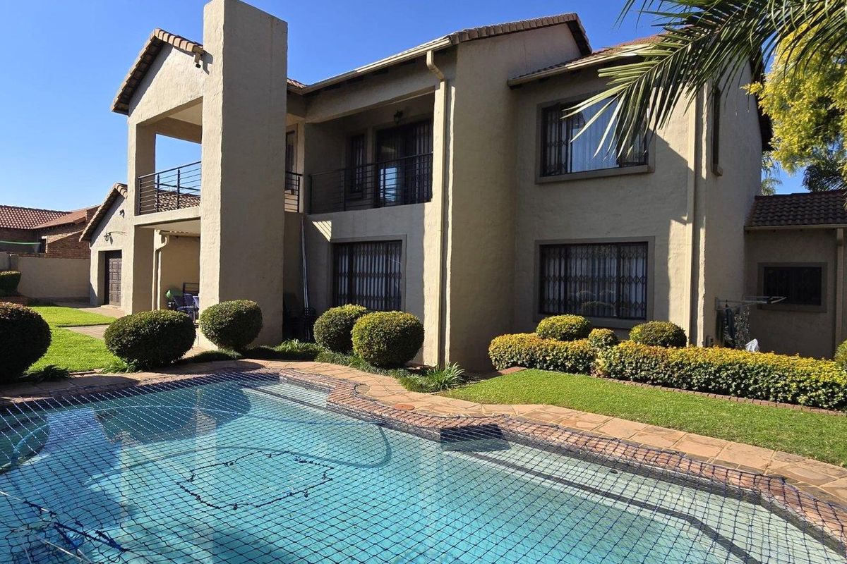 4 Bedroom House for Sale in Rooihuiskraal North - Photo 5