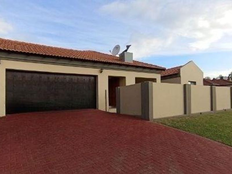 3 BEDROOM HOUSE IN THATCHFIELD - Photo 2