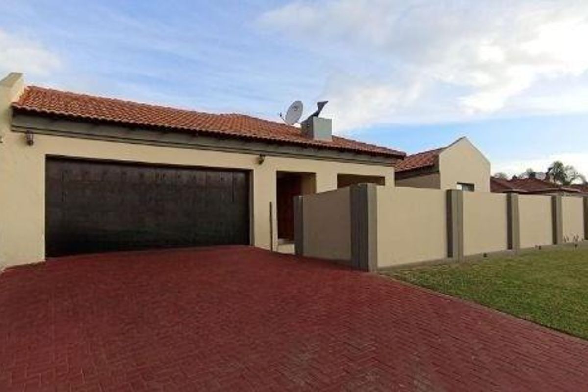 3 BEDROOM HOUSE IN THATCHFIELD - Photo 2