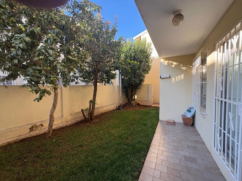 Renovated Garden Apartment in Prime Morningside Position - Photo 2