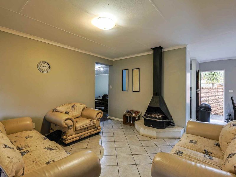 Spacious & Perfectly Positioned - A Peaceful Retreat in a Well-Maintained Complex - Photo 5