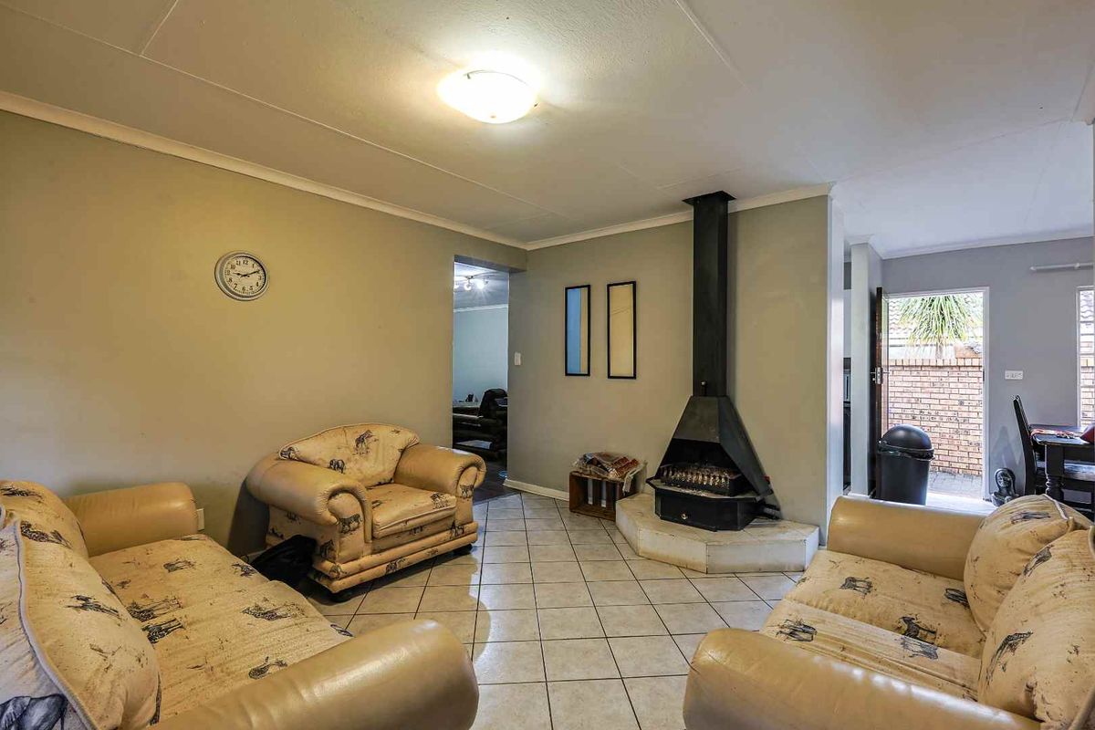 Spacious & Perfectly Positioned - A Peaceful Retreat in a Well-Maintained Complex - Photo 5