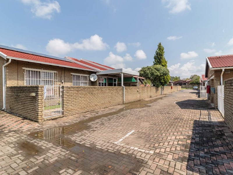 Charming Simplex Living with Endless Potential. Sorry unfortunately no pets - Photo 2