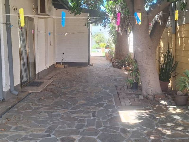 "Spacious Family Oasis in Pioneerspark – Call Today!" - Photo 8