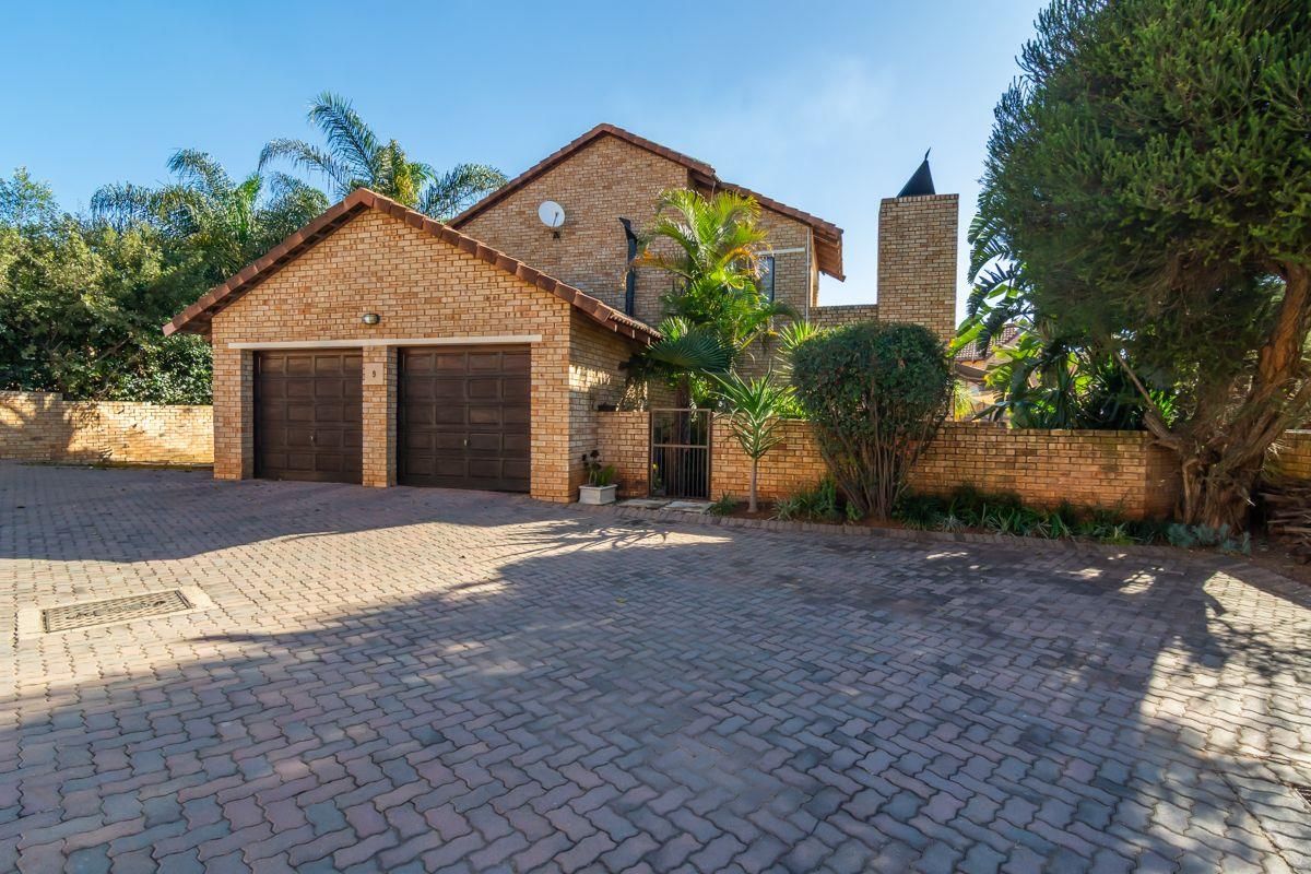 Magnificent entertainer's Paradise in a secure, scenic, and sophisticated complex - Photo 2