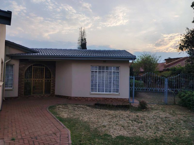 Charming 3-Bedroom Home in Sought-After Boomed-Off Area – Makenzie Park, Benoni - Photo 2