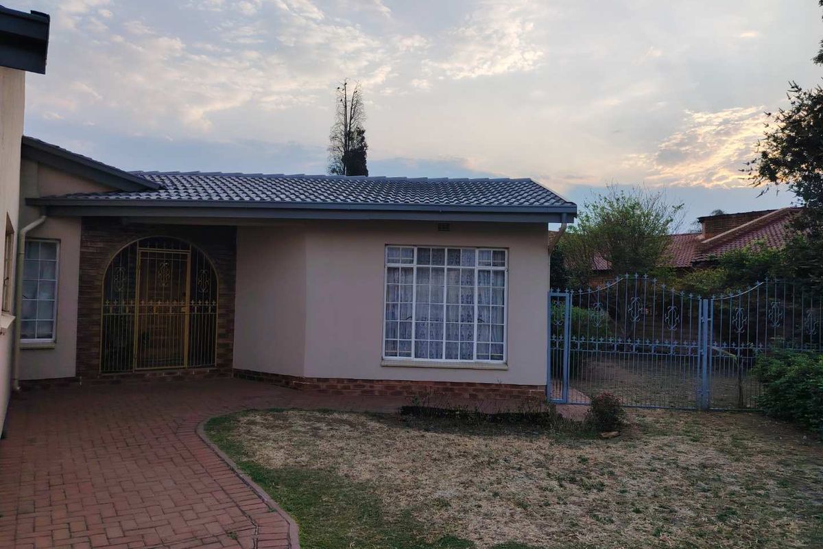 Charming 3-Bedroom Home in Sought-After Boomed-Off Area – Makenzie Park, Benoni - Photo 2