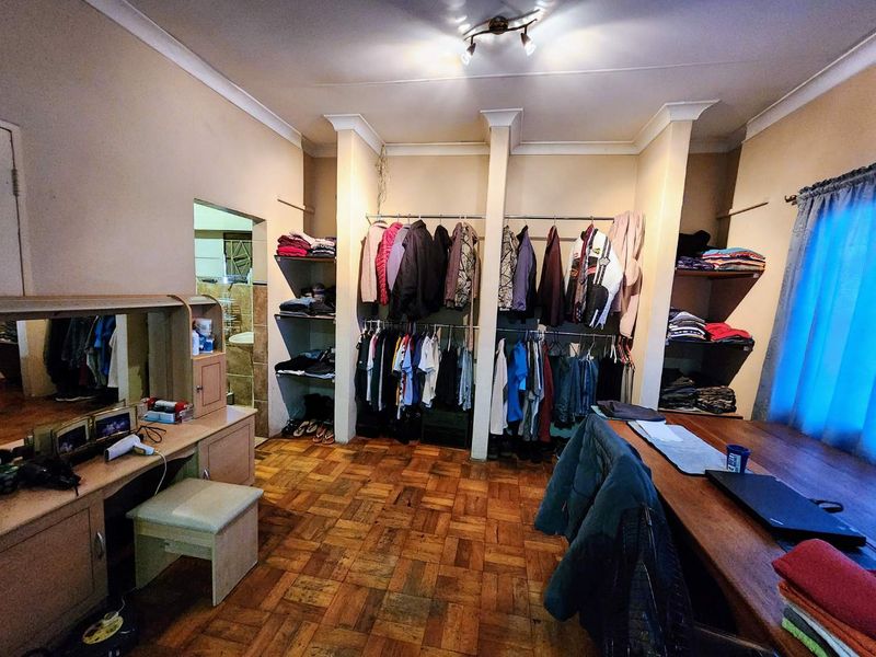 Family Haven with a Private Flatlet and Lush Garden - Photo 9