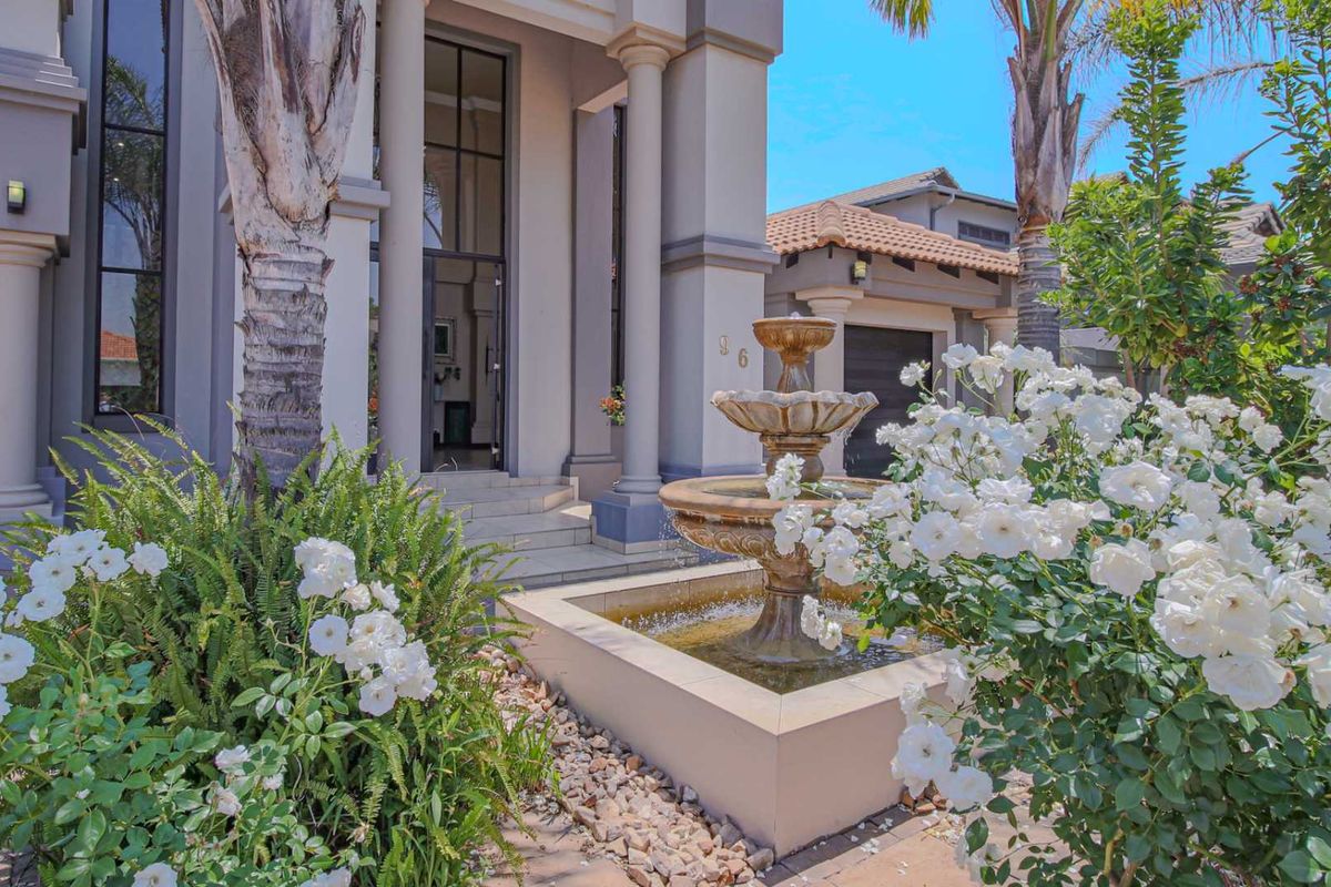 DUAL MANDATE - Palace of a home in Midlands Estate - Photo 2