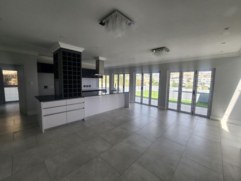 Executive Property - Photo 6