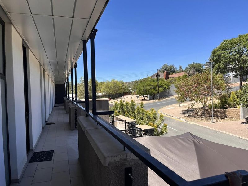 Stunning fully furnished One bedroom apartment in Klein Windhoek- with a beautiful view - Photo 6