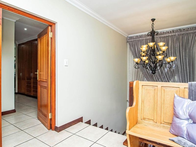 Distinguished Family Residence with Panoramic Views, Flatlet & Solar Power - Photo 10