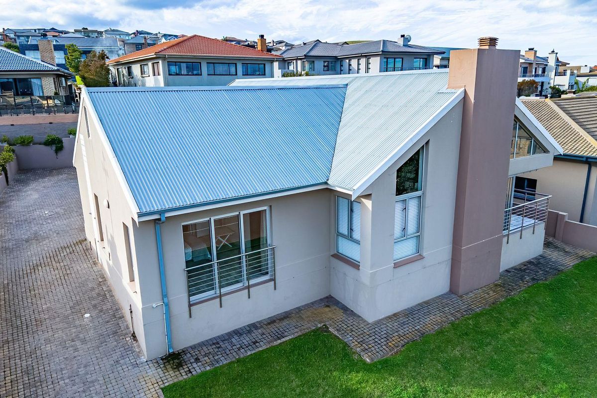 All on one level family home with views of the ocean. - Photo 3