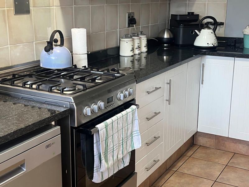 Lock up and go at the next level. Security access complex in the heart of Brackenhurst. - Photo 3