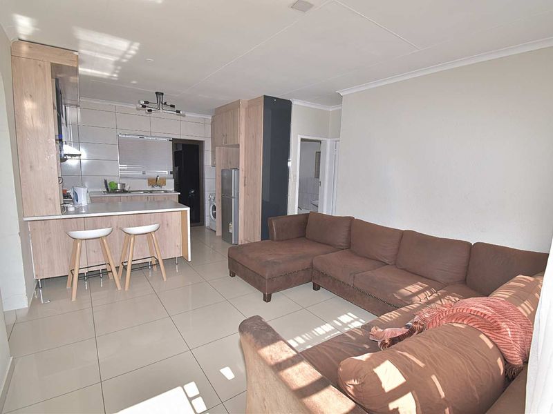 Beautiful modern home with a Cottage. - Photo 6