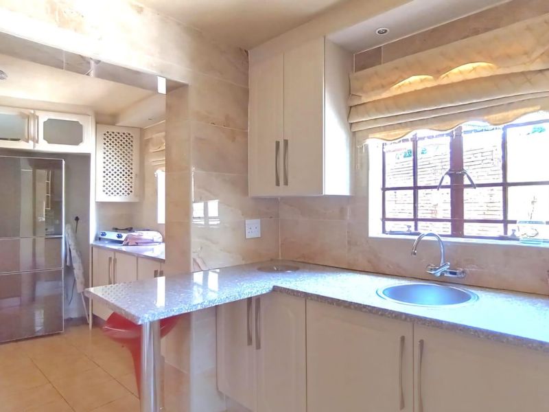 warm family home - Photo 3