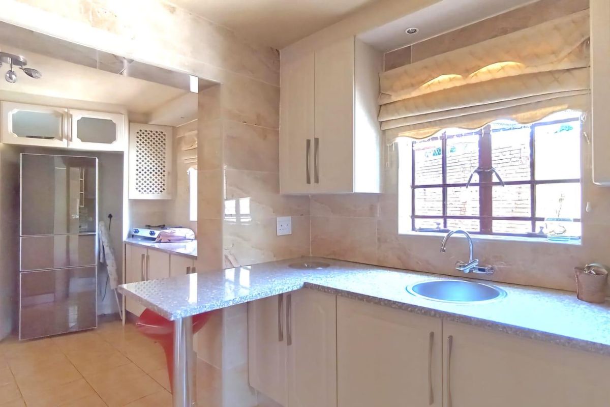 warm family home - Photo 3