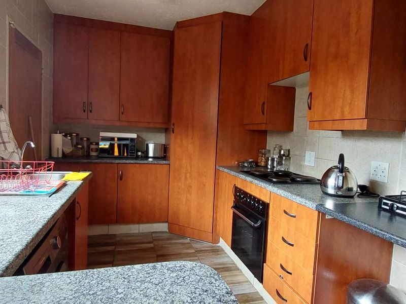 Modern Comfort in a 3-Bedroom, pet friendly duplex - Photo 5