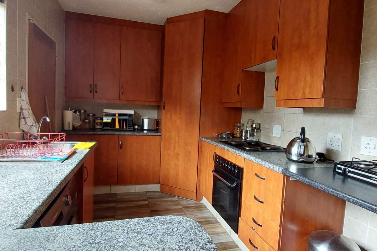 Modern Comfort in a 3-Bedroom, pet friendly duplex - Photo 5