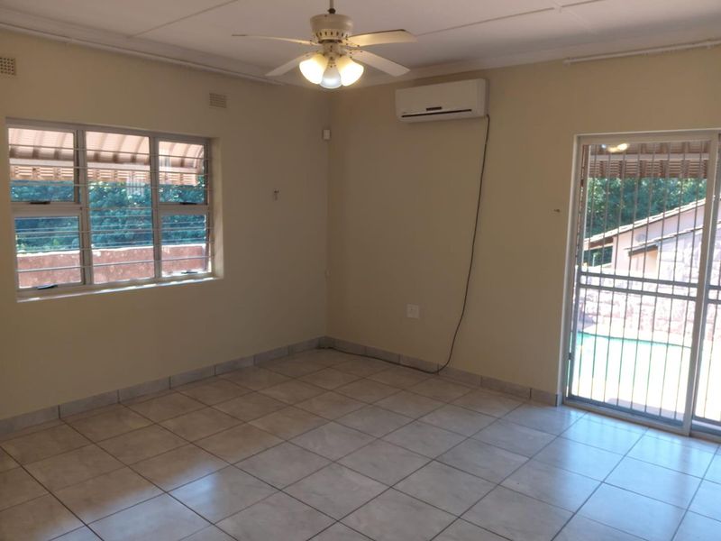 Spacious 4-Bedroom Family Home with Pool, Greenbelt Setting and Separate Granny Flat - Photo 4