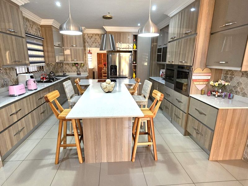 5 Bedroom 5 Bathroom Executive Home in Bougainvilla Estate Hartbeespoort - Photo 6