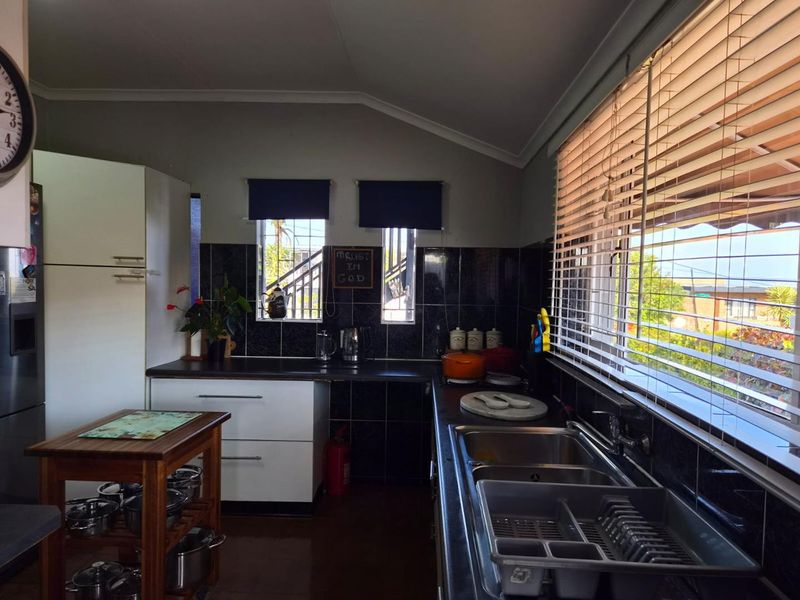 Spacious three-bedroom family home in Bluff featuring a swimming pool, lapa, and scenic garden views. Includes flatlet - Photo 7